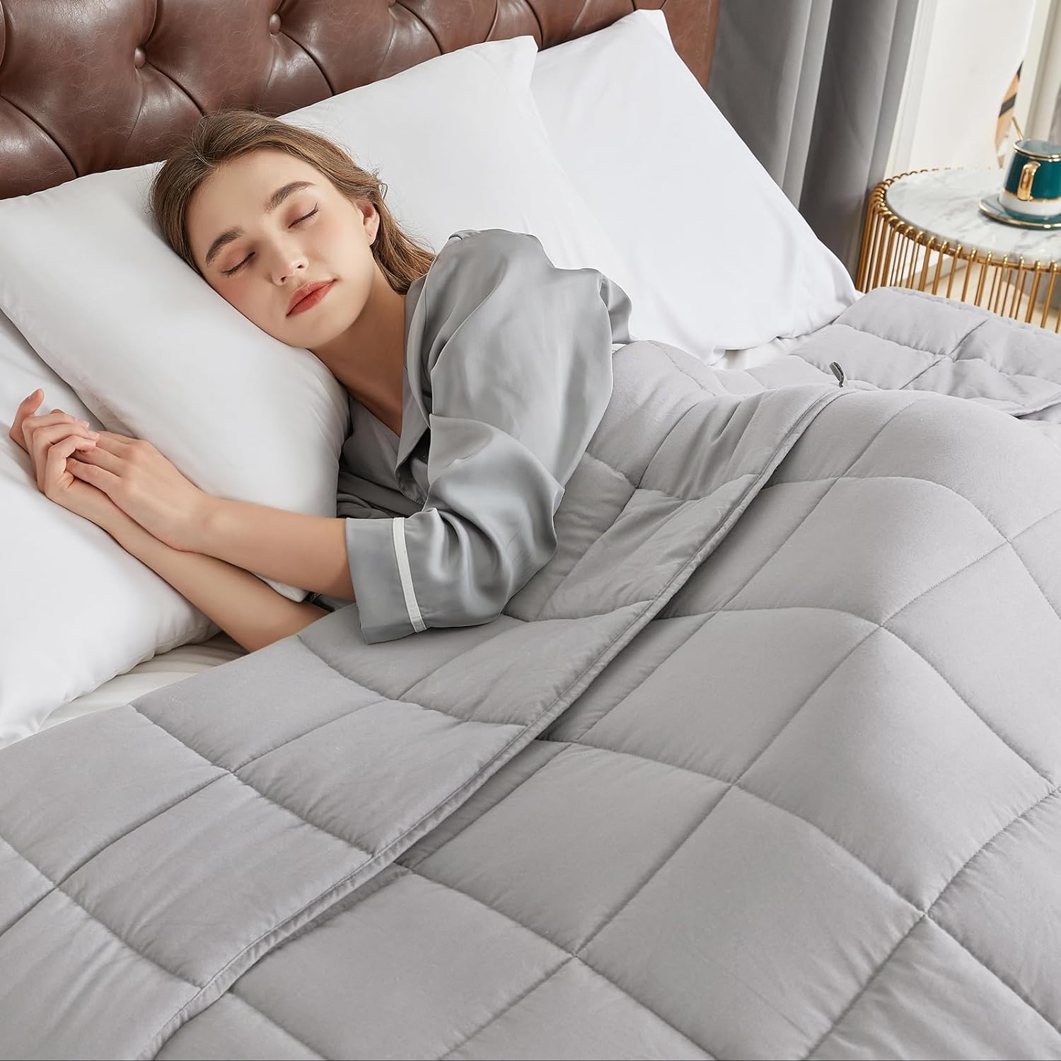 I recently purchased the CYMULA Weighted Blanket in the Queen Size Dark Grey variant, weighing 15lbs, and it has quickly become an essential part of my relaxation routine. As someone who weighs around 150 lbs, this blankets weight range of 140-180 lbs suits me perfectly.First and foremost, I was impressed by the blankets exceptional build quality. The stitching is sturdy, and the blanket feels incredibly soft and luxurious against the skin. The dark grey color adds a touch of elegance to my be