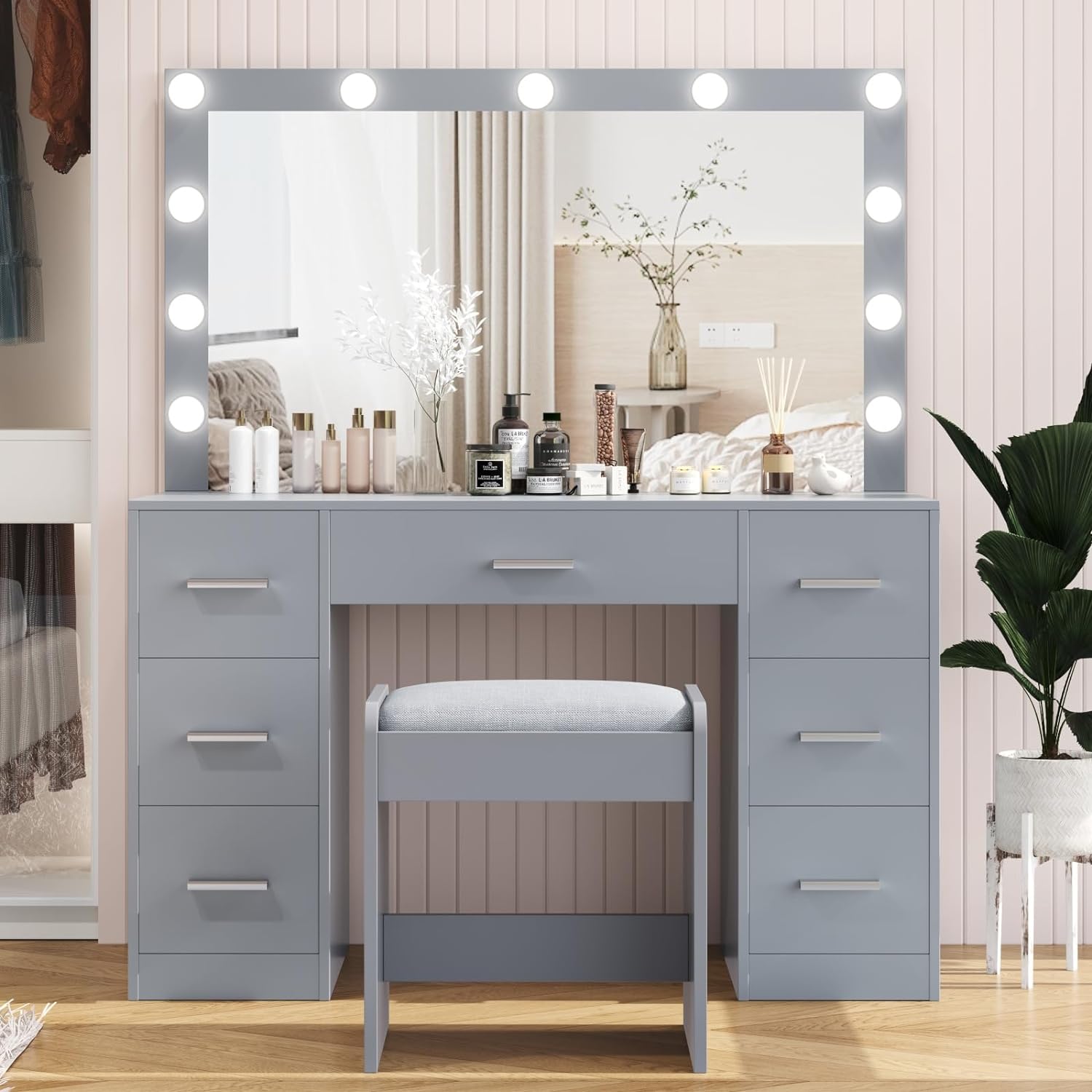 Absolutely loved this for my daughters. It was easy to put together and its great material. Looks chic and professional. So much storage for all your needs.